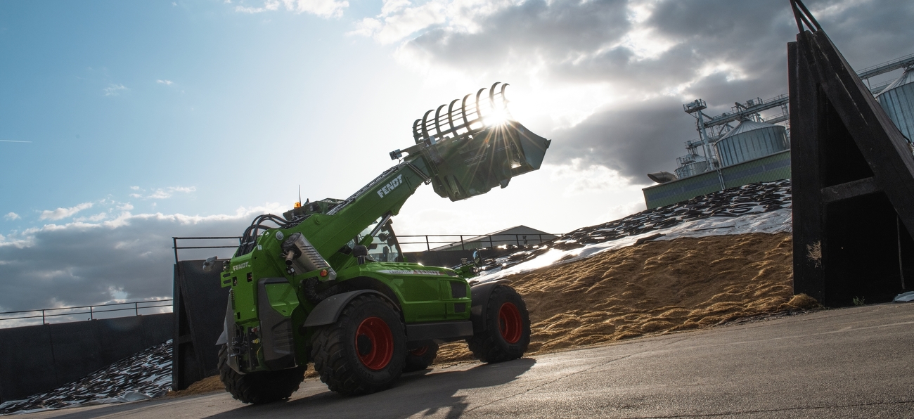 Telescopic loader Fendt Cargo T955 in use