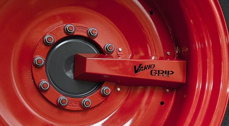 Fendt tyres with red rim and integrated tyre pressure regulation system, red hub cap fitted, with the inscription 'VarioGrip'.