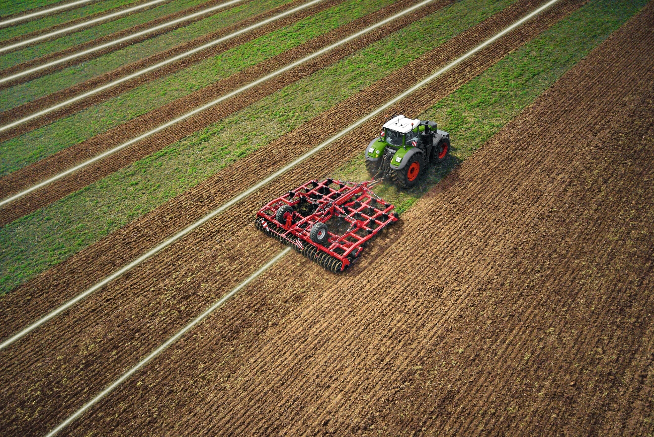 The Fendt Vario cultivating a field from a birds-eye view.