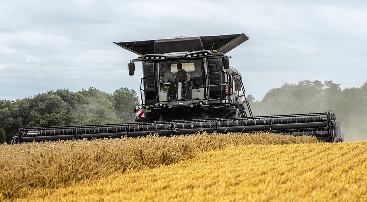 A FENDT IDEAL brings in the harvest.