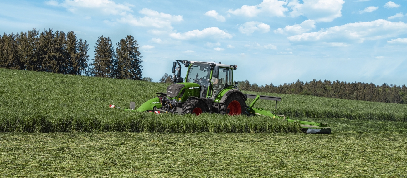 Fendt 300 Vario mowing a meadow with a Fendt Slicer.