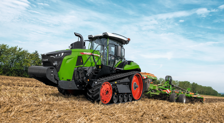 A FENDT 1100 VARIO MT cultivates the field.