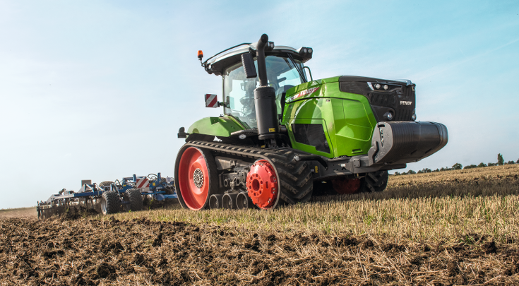 A FENDT 900 VARIO MT works the field.