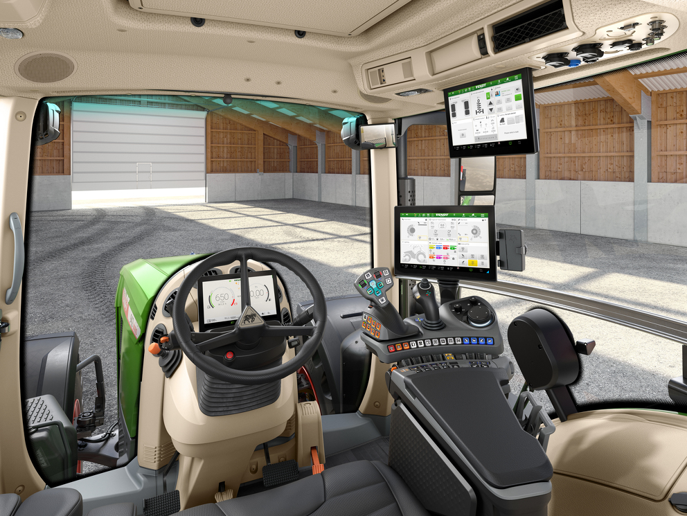 The driver's workplace of the Fendt 900 Vario with associated equipment.