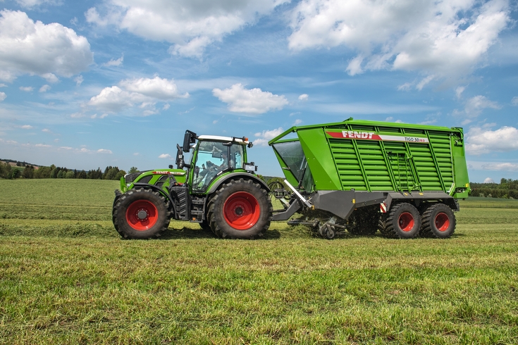 Fendt tractor with Fendt Tigo on the field