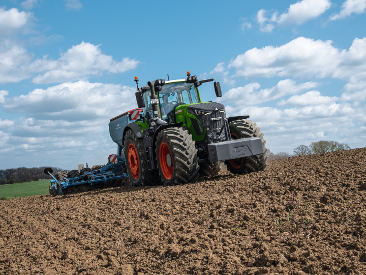 The new Fendt 900 Vario at work in the field.