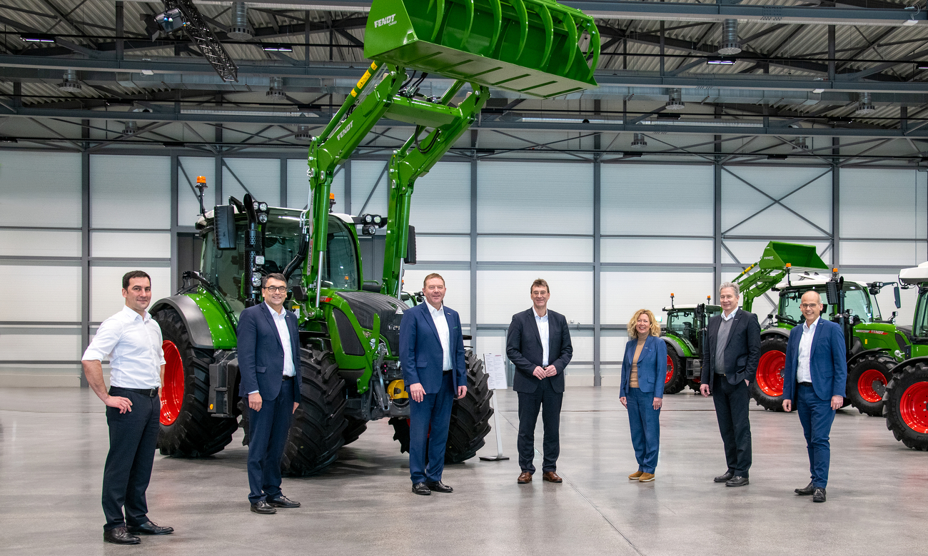 Several people in front of Fendt tractors
