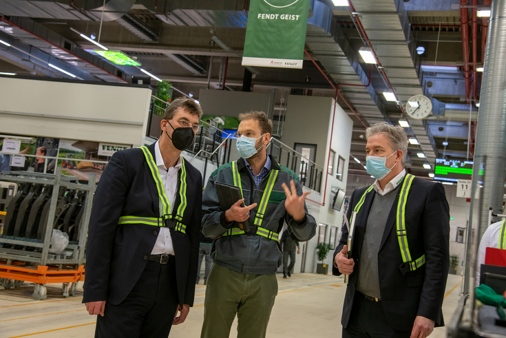 Peter Bebersdorf (2nd from left | Director, Manufacturing Tractors Marktoberdorf) and Ekkehart Gläser (right) give Dr. Niels Pörksen (left) a tour of the Fendt tractor plant
