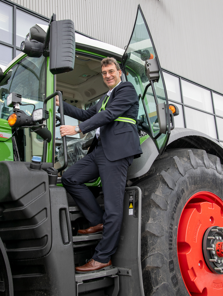 Dr. Niels Pörksen drives the Fendt 1000 Vario for the first time Dr. Niels Pörksen drives the Fendt 1000 Vario for the first time