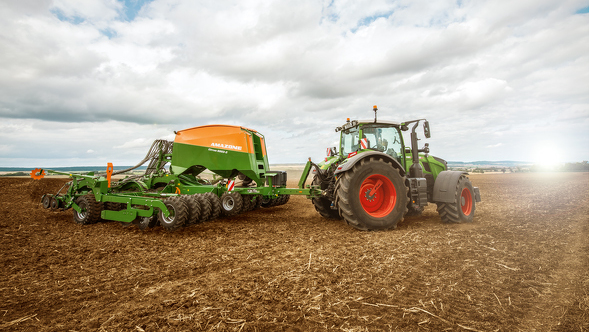 Fendt 700 Vario Gen7 with Amazone seed drill in the field