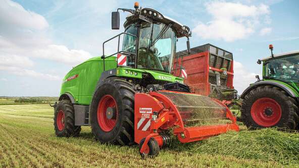 Fendt Katana with Kemper attachment in use