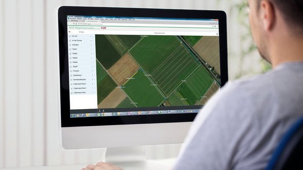 Farmer sitting in front of a computer with VarioDoc Pro application open