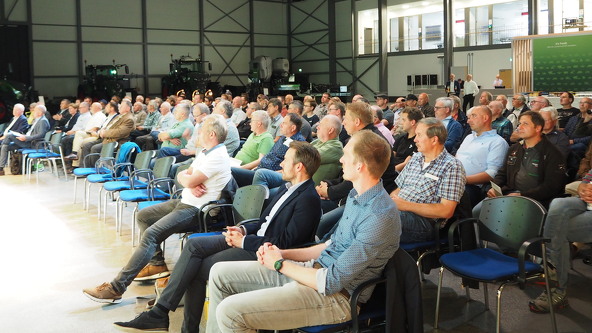Attendees of the club meeting sit on chairs in the Fendt Forum in Marktoberdorf.