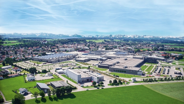 Fendt plans in Marktoberdorf Alt: Aerial view of the Fendt plant in Marktoberdorf with the Allgäu Alps in the background