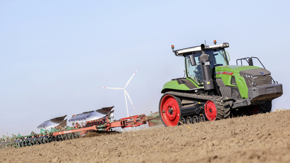 Fendt 1100 Vario MT A farmer driving his Fendt 1100 Vario MT across a field.