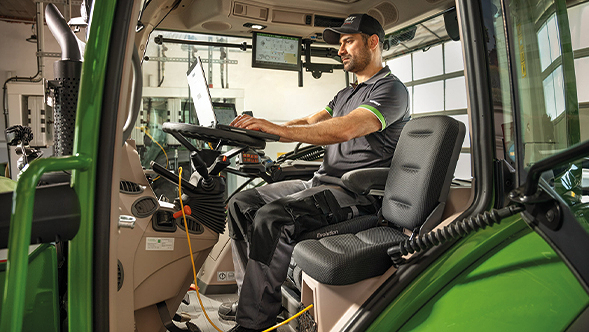A pair of Fendt customers and a Fendt dealer sit at a desk and discuss the Fendt Service range