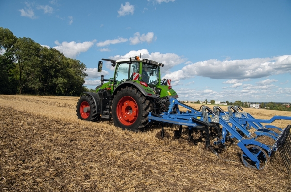 Fendt 600 Vario working on a field