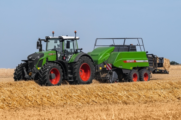 Fendt tractor with Fendt square baler baling straw bales