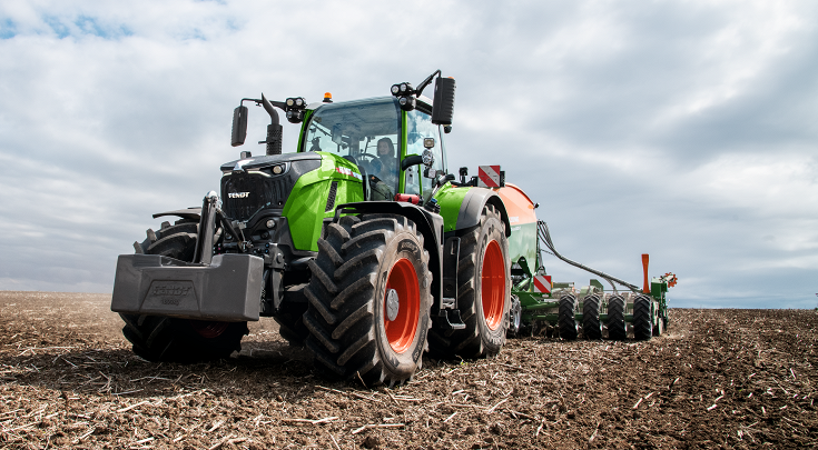 A FENDT 700 VARIO GEN7 works the field.