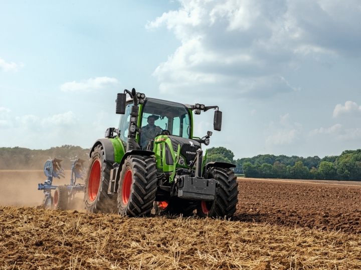 A farmer drives his Fendt 500 Vario and a Lempken plough in the field.