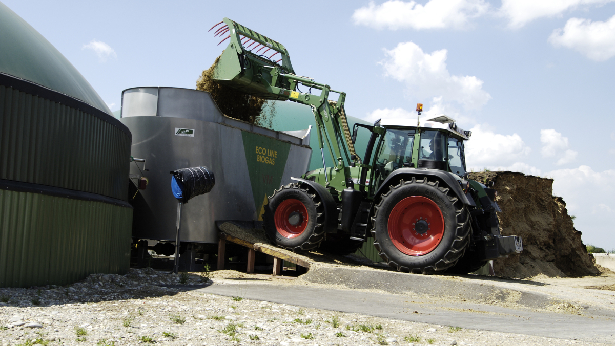 A Fendt 700 Vario Gen3 filling a silage tank.