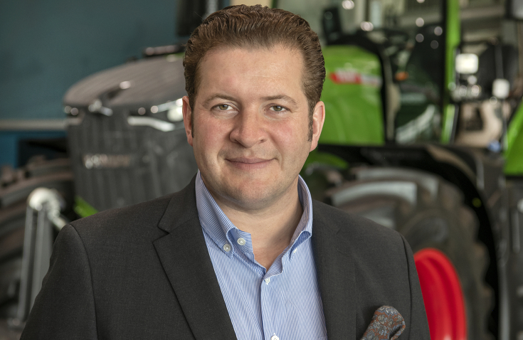 Dr. Dominic Esser Dr. Domonic Esser in front of a Fendt tractor
