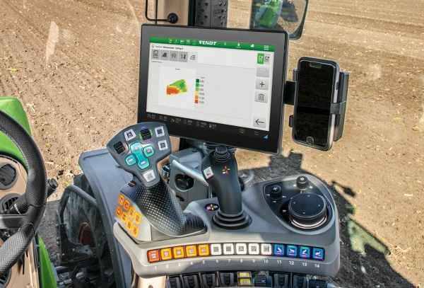 Task report View into the driver's cab with multifunctional armrest and screens