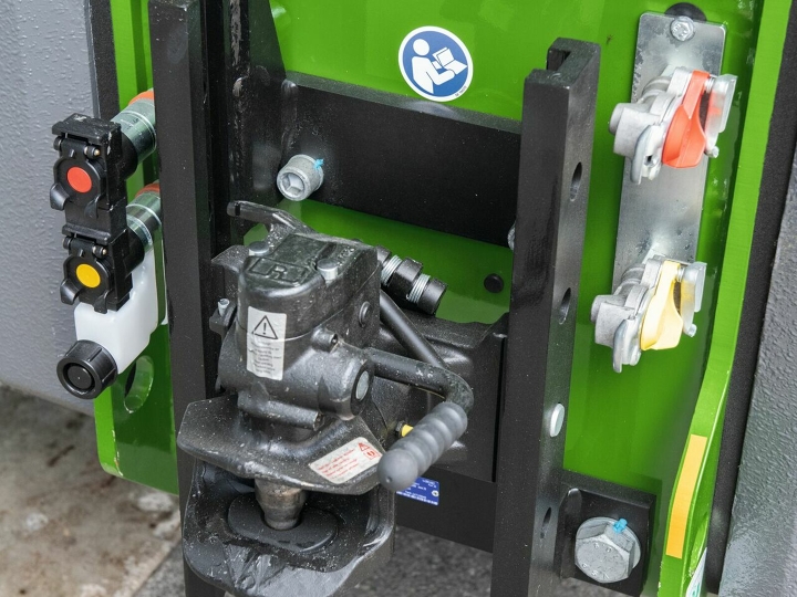 Close-up of the second auxiliary valve at the rear