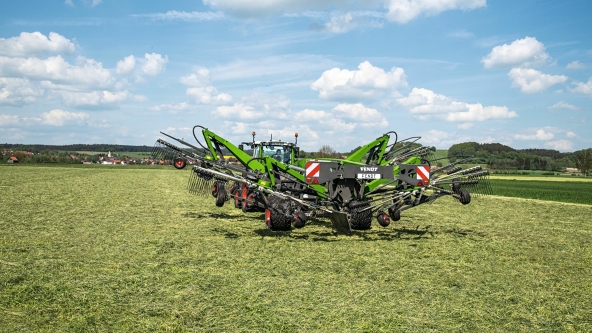 As part of a top agrar test, the Fendt Former 14055 PRO driving directly in the field under a blue sky