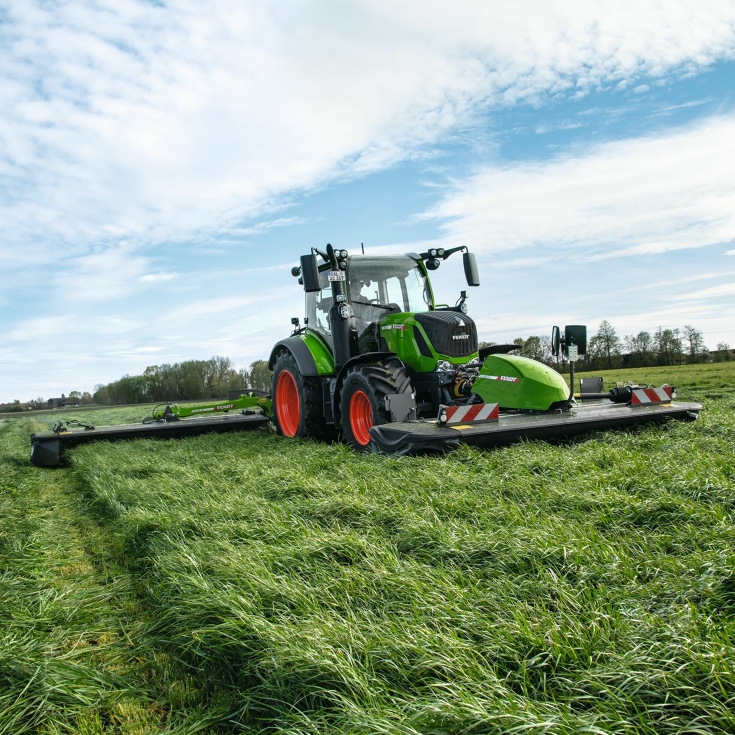 Fendt tractor travelling in the field with a Fendt Slicer front and rear mower