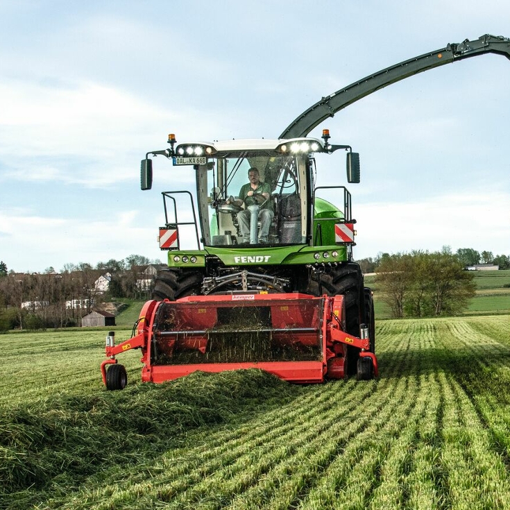 The Fendt Katana in action on a meadow.