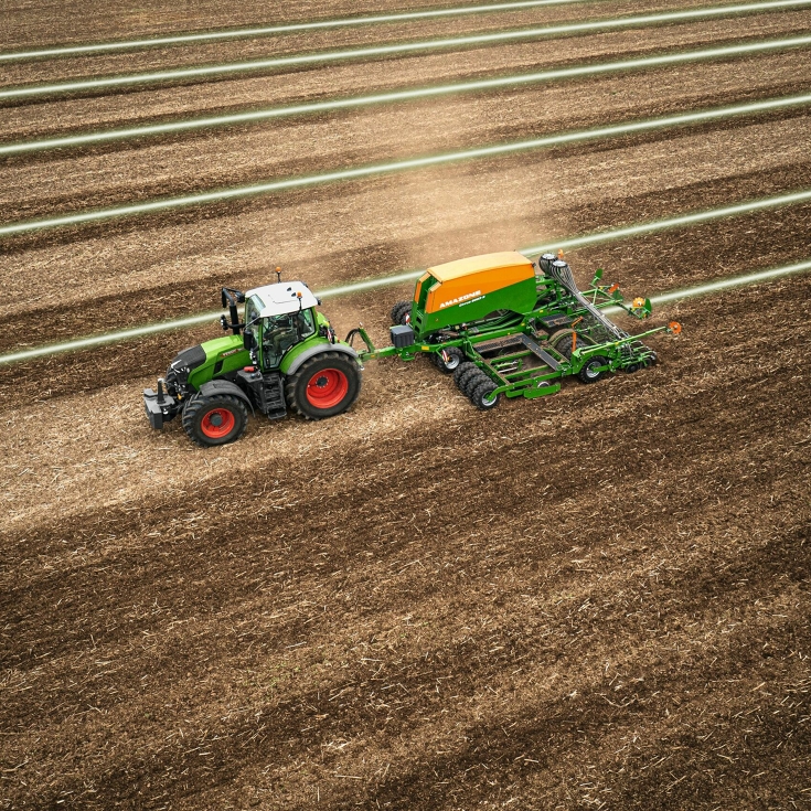 A green Fendt tractor using the Fendt Guide tracking solution for soil cultivation