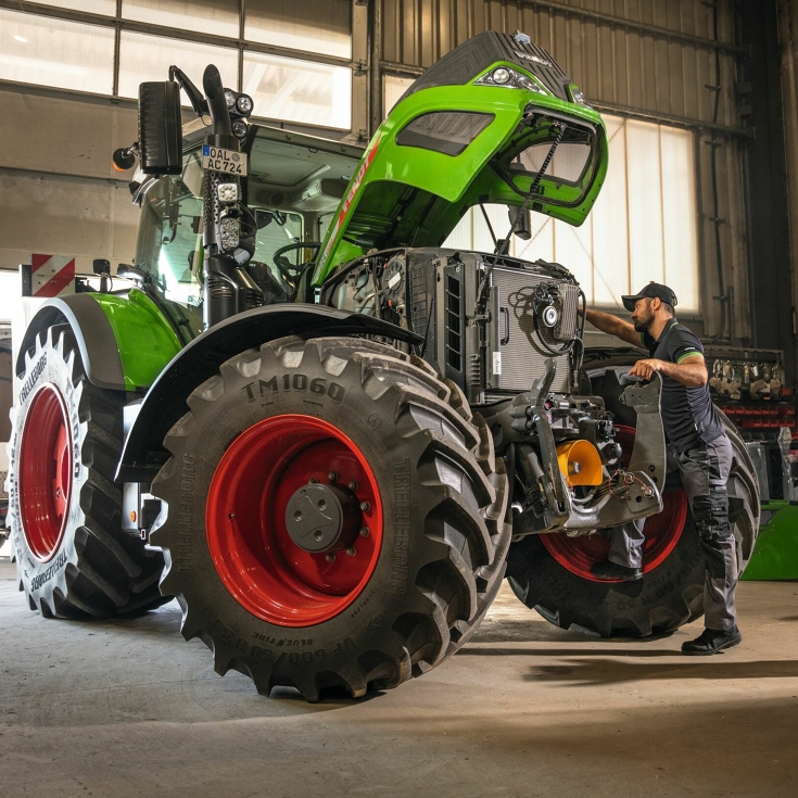 A Fendt service employee checks a Fendt tractor