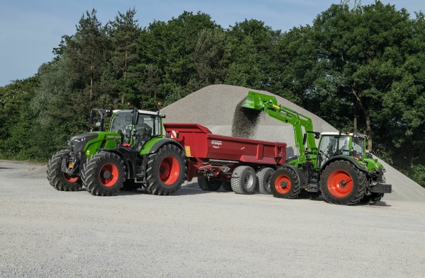 Fendt 600 Vario with the Fendt Cargo front loader The green Fendt 600 Vario tractor with the green Fendt Cargo front loader and a shovel as an implement in use.