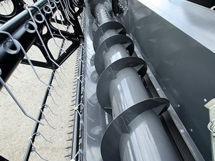 Fendt C-Series FreeFlow cutter bar with full-width retractable fingers for fast, active feeding into the inclined conveyor