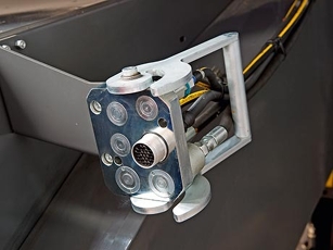 Close-up of the standard Fendt C-Series multi-coupler - central connection for quick field changes