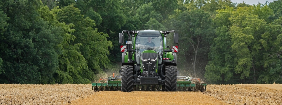 A green Fendt 600 Vario working on a field