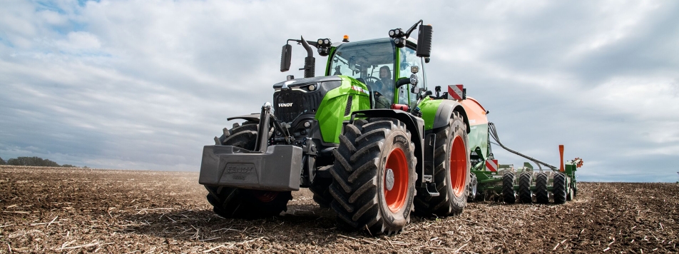 Fendt 700 Vario Gen7 A woman driving a Fendt 700 Vario Gen7 in a field