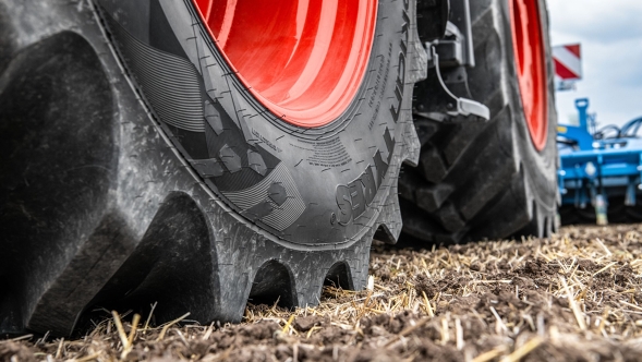 Close-up of the Fendt tyres with red rims in a field