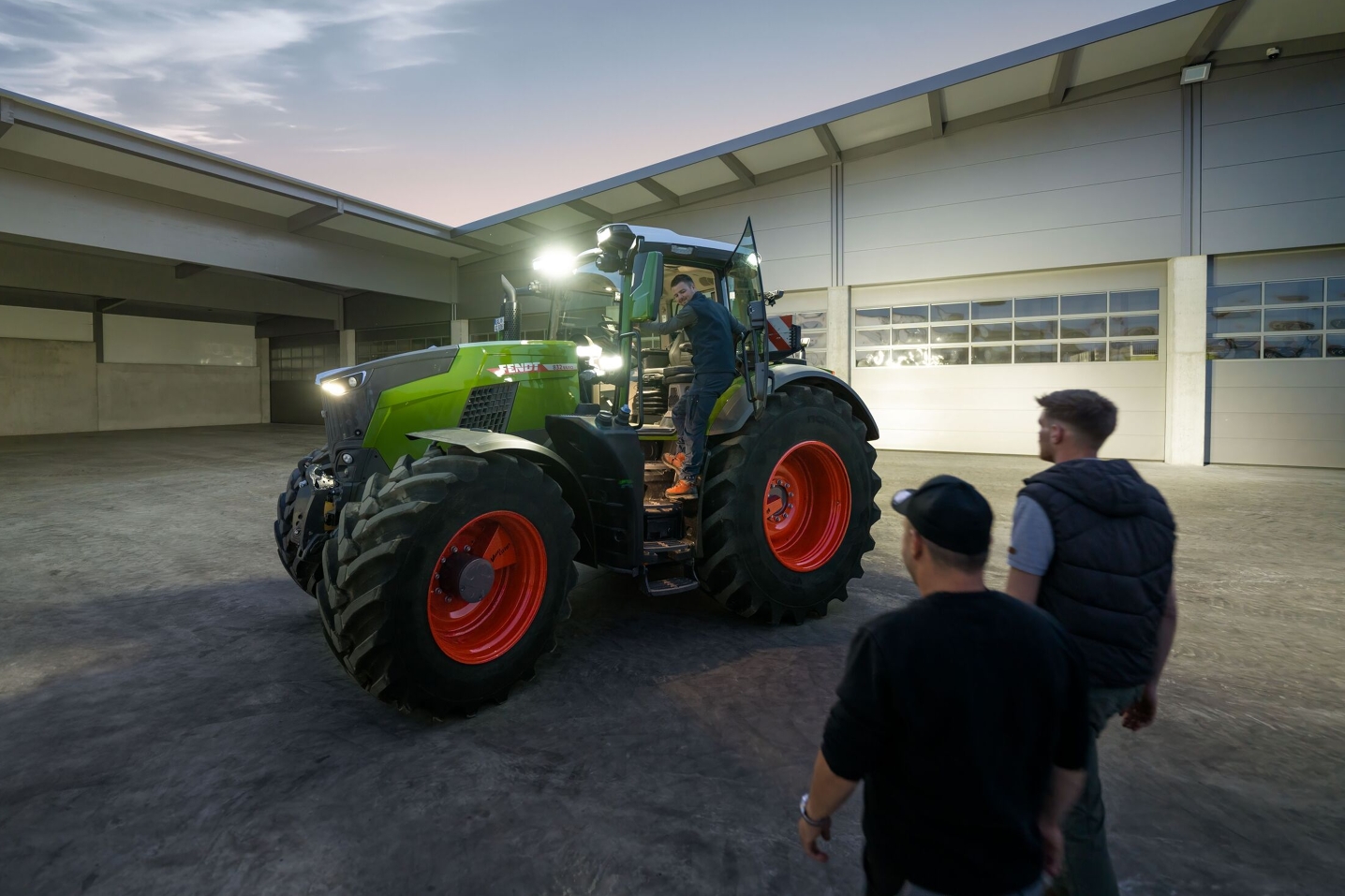 View into the courtyard of a contract farmer who has the Fendt 800 Vario tractor fully lit and ready for his drivers