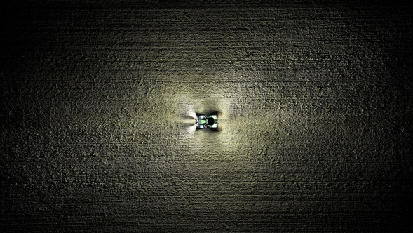 Example for the Fendt 1000 Vario: Bird's-eye view of a Fendt 800 Vario tractor at night with UltraVision 360-degree illumination