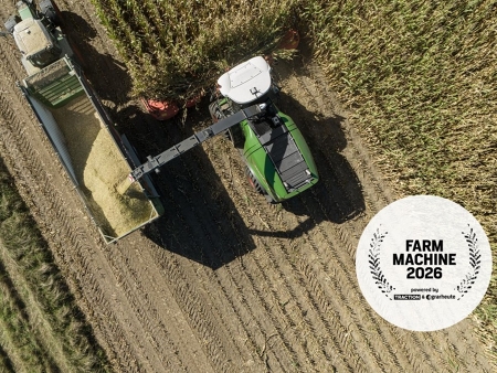 Front view of a Fendt Katana at the harvest next to a forage wagon and the Farm Machine 2026 award logo, for the ForageQualityCam in the Fendt Katana, won in the category of “Smart Farming & Robotic”.