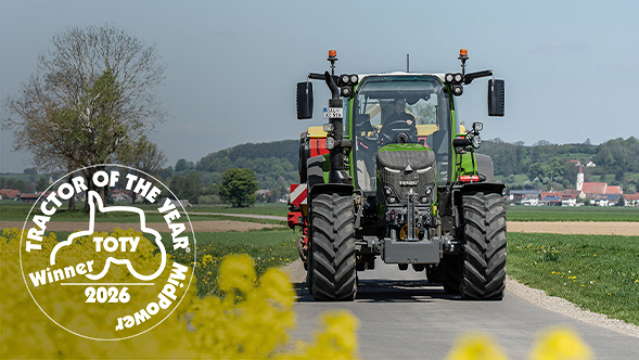 Tractor of the Year 2026 Fendt 500 Vario – The green Fendt 500 Vario drives along a country road