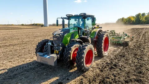 Fendt 800 Vario tractor pulling tillage