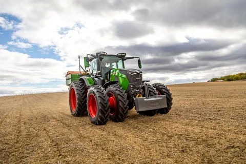 Fendt 800 pulling an Amazone spreader