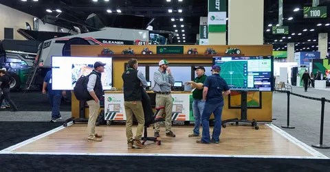 Farmers talk to PTx experts at Commodity Classic