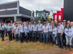 Numerous people in front of the Fendt 1050 Vario