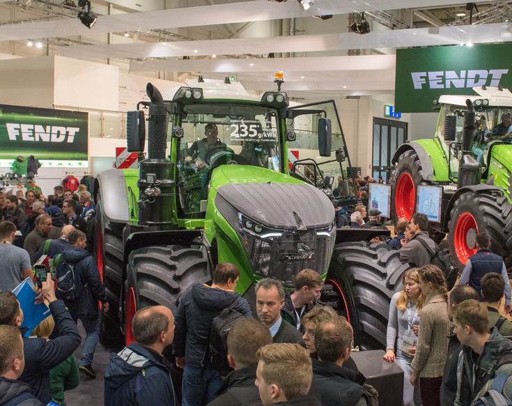 Fendt 1000 Vario surrounded by numerous trade fair visitors