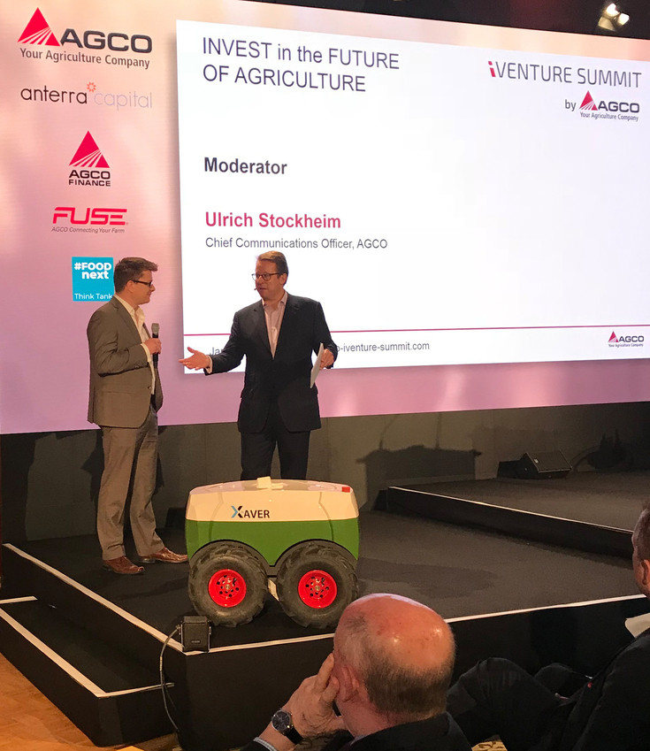 Dr. Benno Pichlmaier, Head of Research & Advanced Engineering AGCO/Fendt, talking to conference leader Uli Stockheim about the field robot Fendt Xaver.