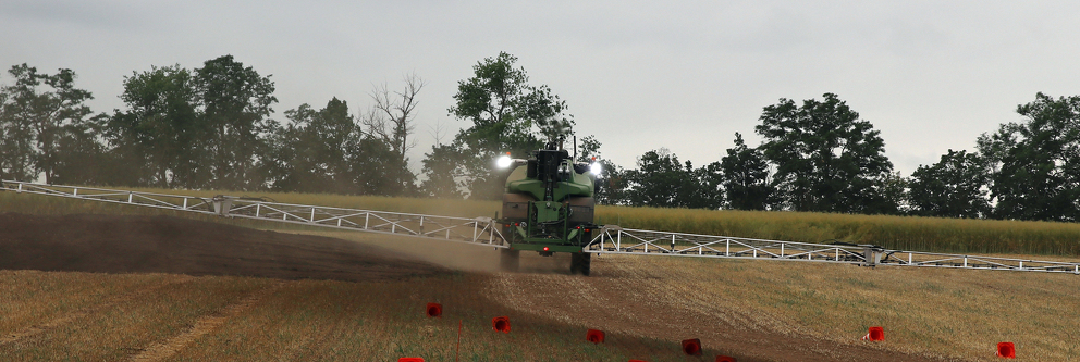 During a practical test, the Fendt Rogator 600 shows how easily the boom can adjust on one side to profile changes.
